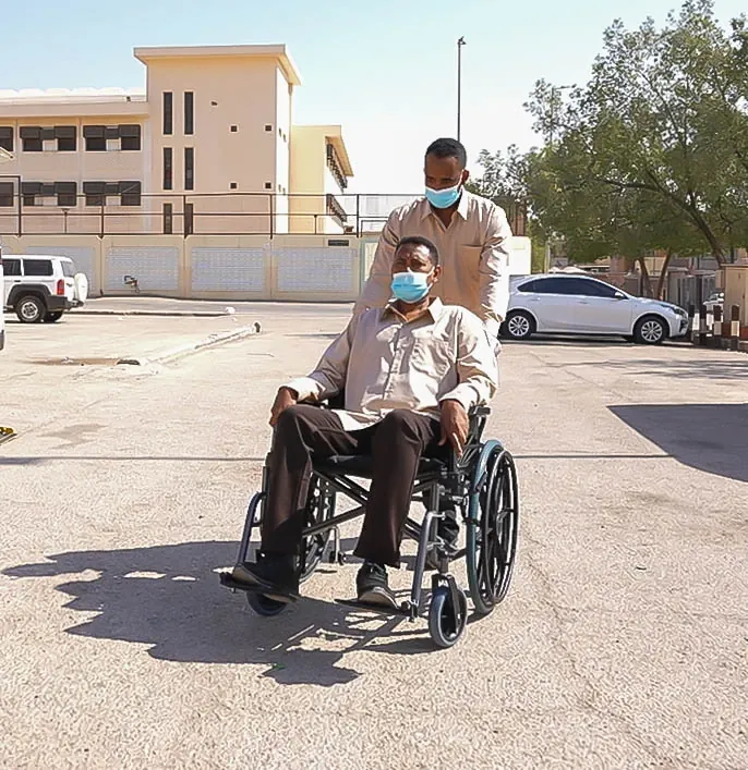 راكب يستخدم كرسيًا متحركًا أثناء نقله بمركبة عون الدرب المجهّزة.